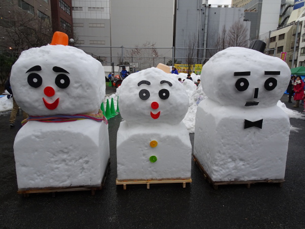 小川広場ではこちらの雪だるまがお出迎え