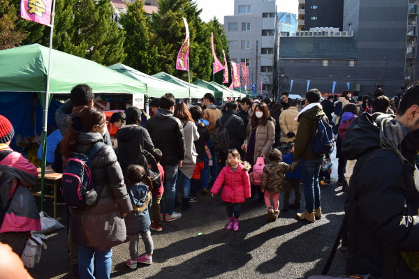 屋台テントには行列