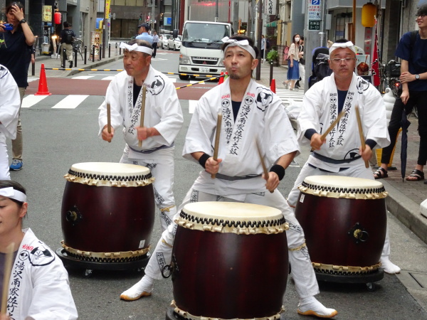 太鼓の音が腹に響きます