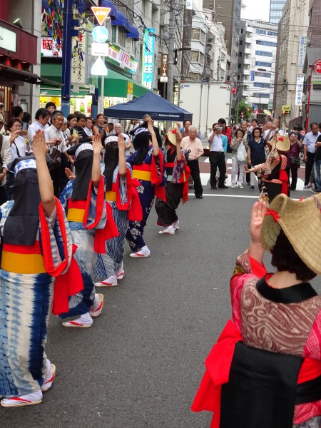 顔を隠している頭巾は"彦三（ひこさ）頭巾"といいます