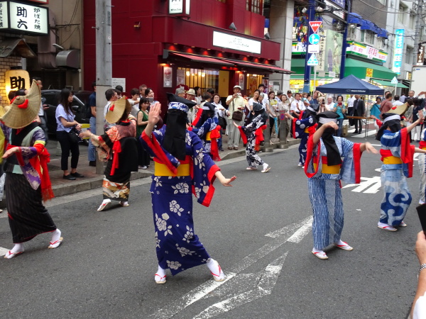 帯や袖口の明るい色が人の目を引き付けます