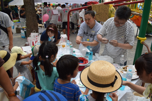 実験コーナーに子どもたちも興味津々