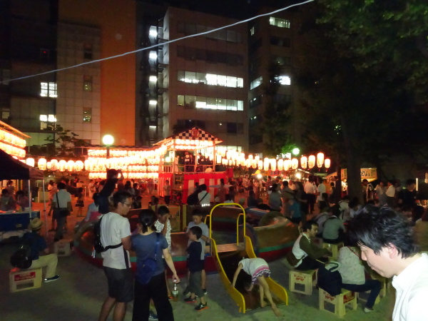 公園内は人でたくさん