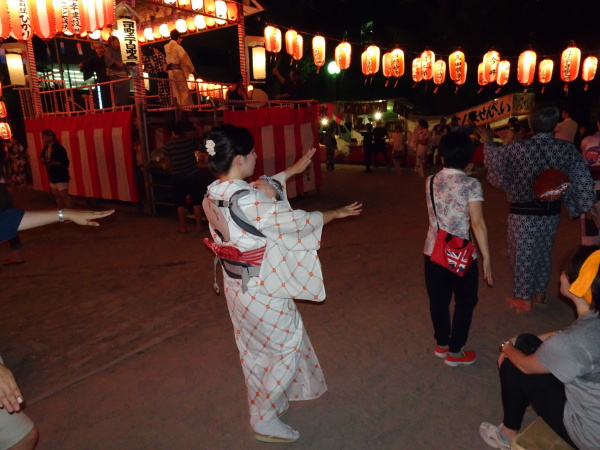 抱っこひもで赤ちゃんと一緒に盆踊り（英才教育ですね）