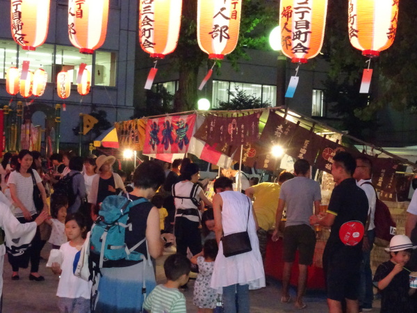 出店にもお客さんがたくさん