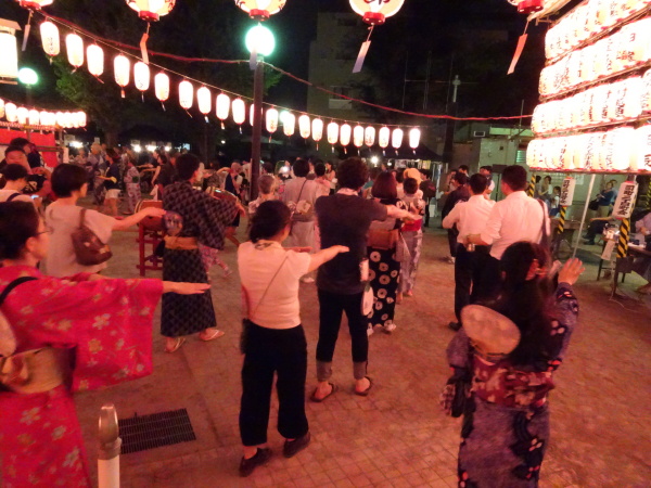 踊りの輪が三重に