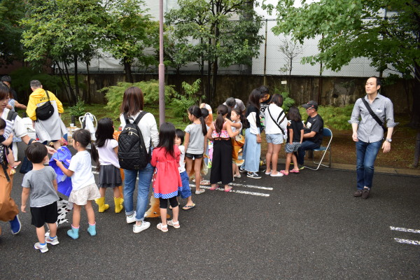 女の子に大人気です（動物風船の行列です）