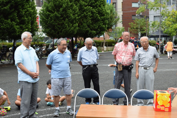 くじを引く町会長さんたち（責任重大です）