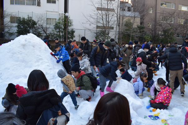 お子さんたちは雪遊びに夢中