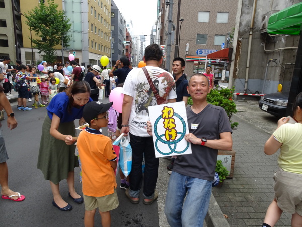 輪投げの行列は道路の端っこまで行って折り返すほど