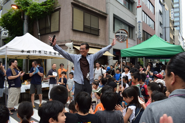 拍手を浴びる会長