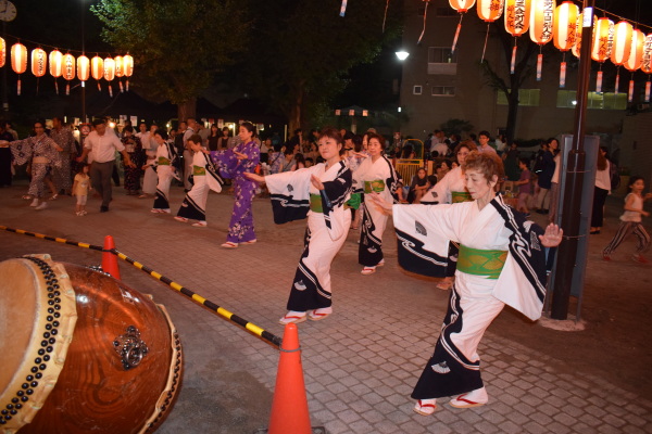 さすがの民謡連盟さん（踊りが揃っています）