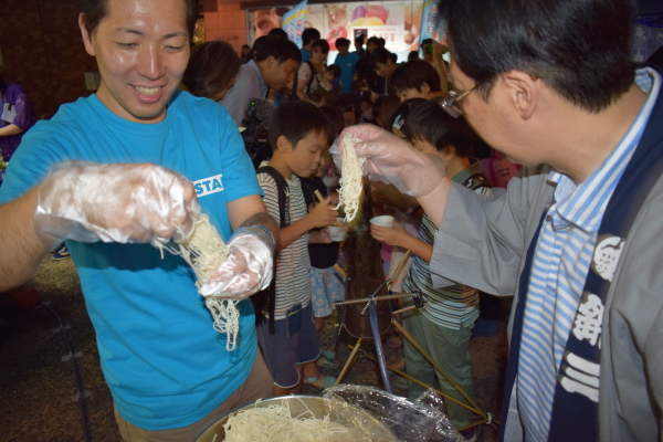 ここでも堀井町会長が先頭にたってそうめんを流していました