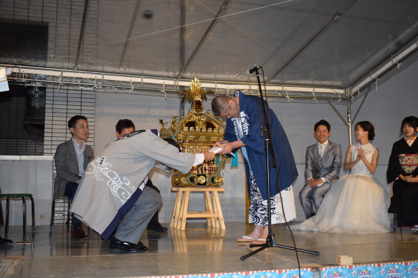 お祝いをいただく前田町会長