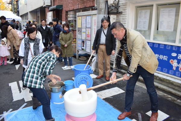 地元レストランのマスターも