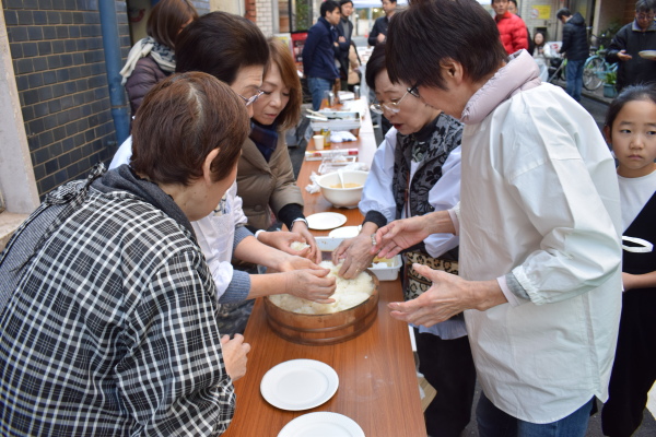 みんなで握ります