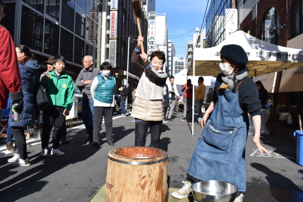 会長夫人もつく姿勢がとてもきれい