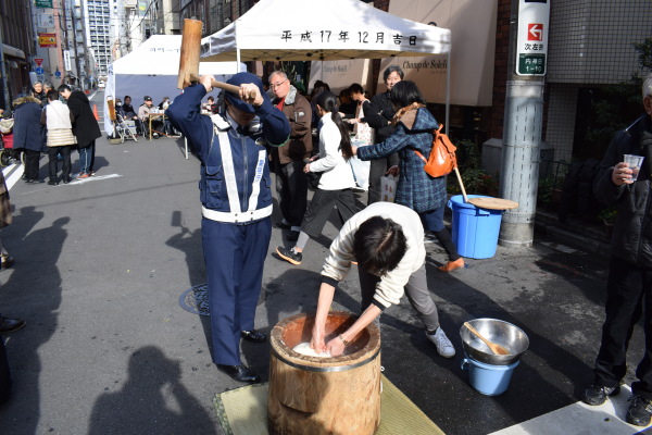 婦警さんは餅つきの姿勢もビシッとしてます