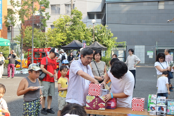 竹之内会長がくじを引きます