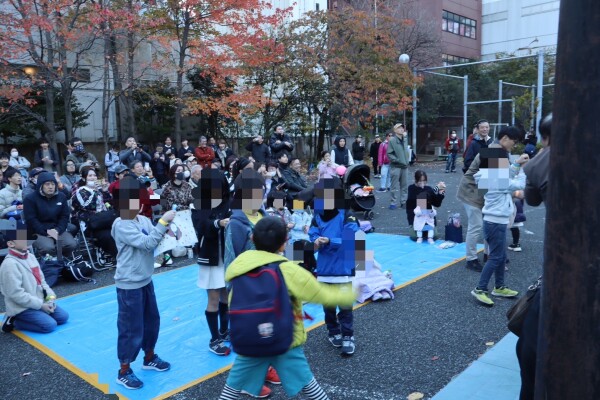 今井選手に旗を振っています