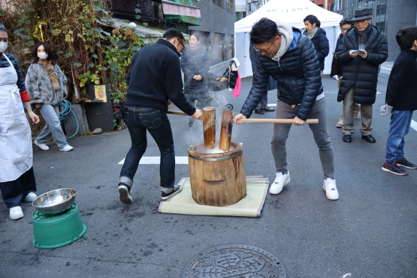 二人がかりで行います