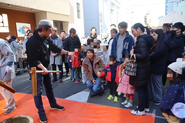 杵を持っているのが星野さん