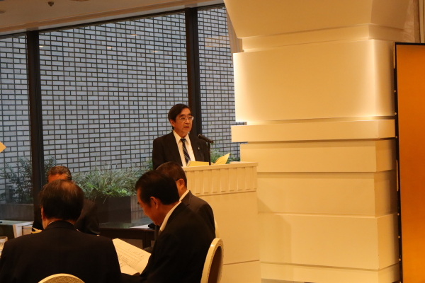収支報告を行った竹之内会計理事
