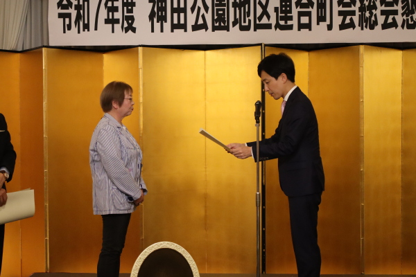 石田前連合婦人部長への感謝状を読み上げる樋口千代田区長