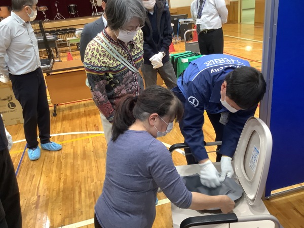 災害時用トイレの組立て実演