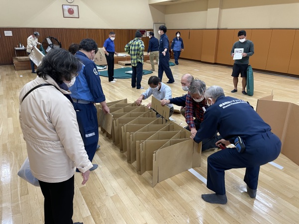 ダンボールベット組み立て中