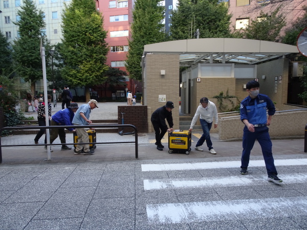 外で行った炊き出し資器材も運びます