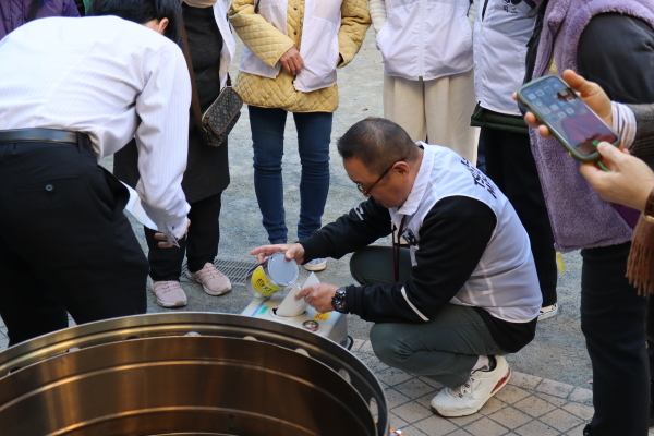 灯油缶は上下２箇所に穴を開けるのだそうです