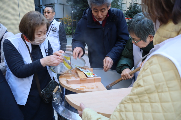 もう１台でレトルトカレーを温めていました