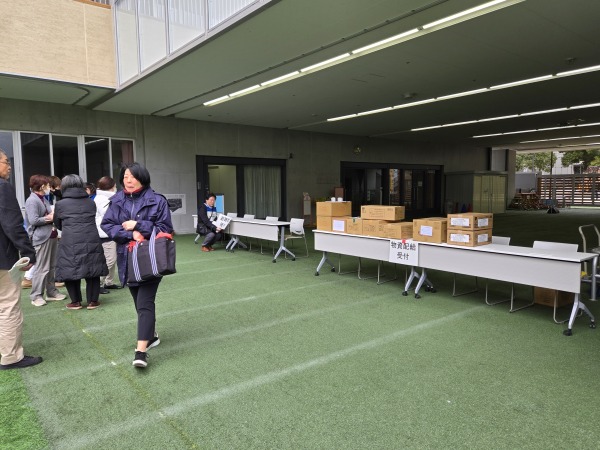 校庭を進むと避難所・物資配給受付