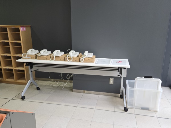 昇降口には災害時優先電話が設置されます